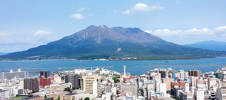 鹿児島市街と桜島