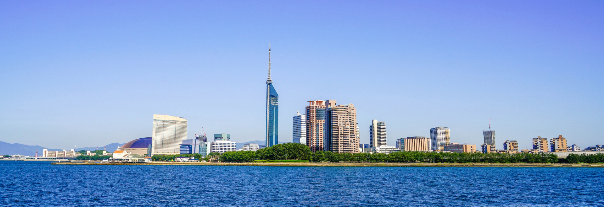 福岡タワーを含む福岡市の遠景